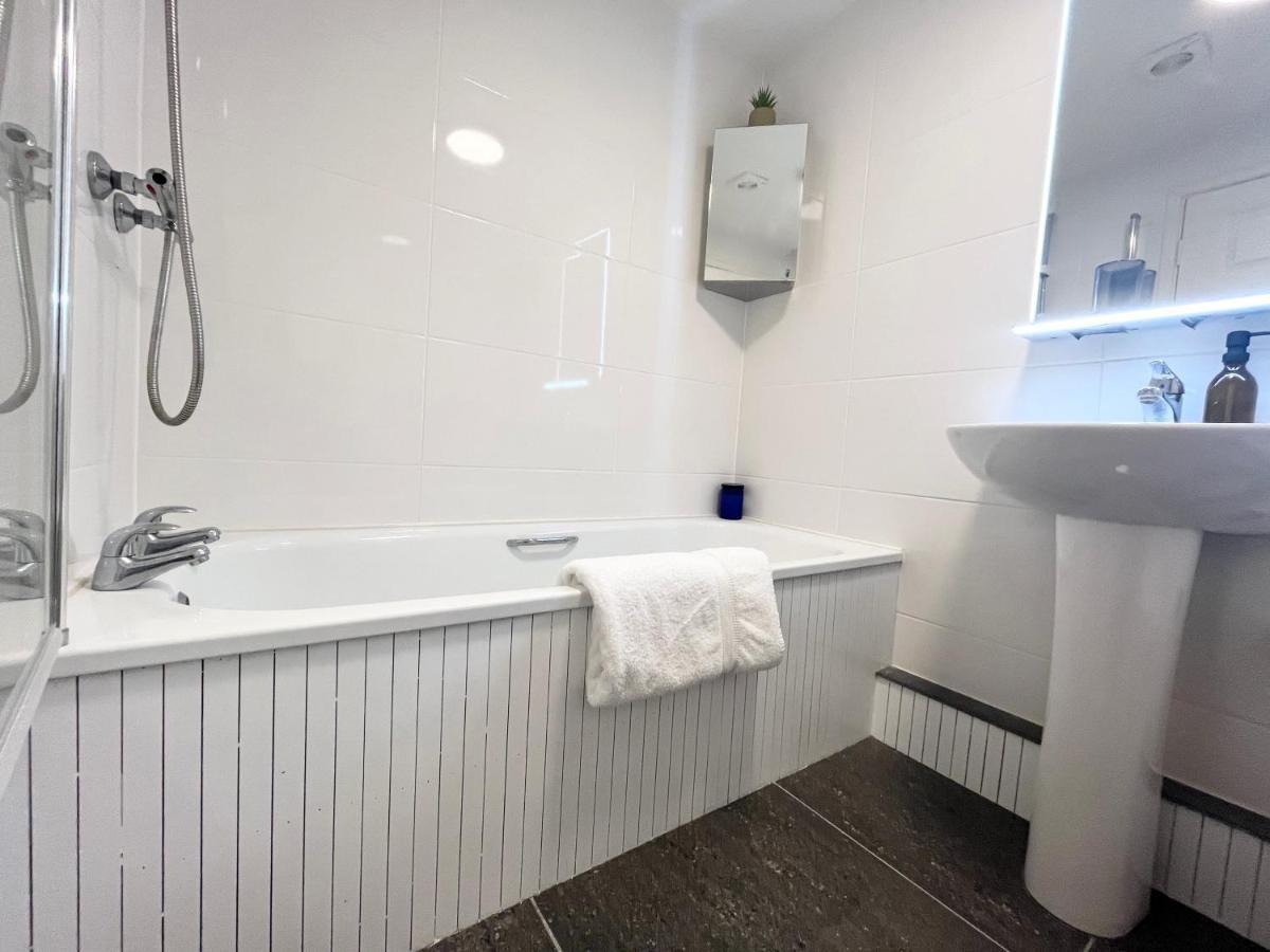 Apres Beach Apartment Sleeps 4 Penzance Kültér fotó